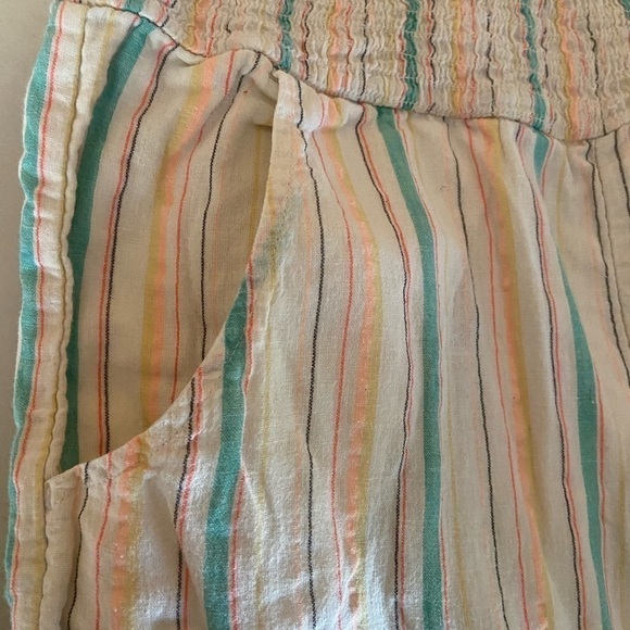 Cat & Jack hippie romper is pastel seersucker with pockets. Farm core smocking - Picture 2 of 10